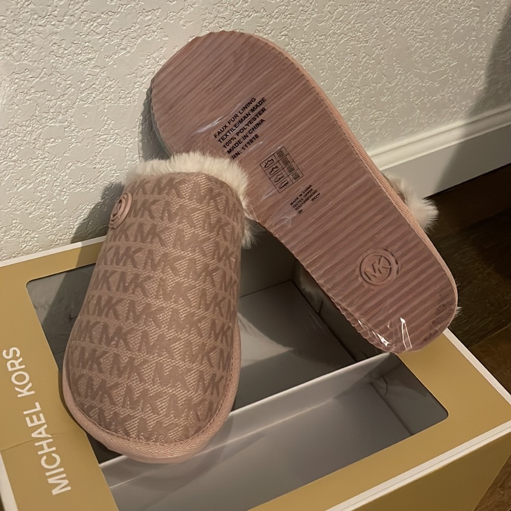 NWT! Beautiful Blush MK Monogram Slippers Ready to gift 🎁 - Picture 5 of 5